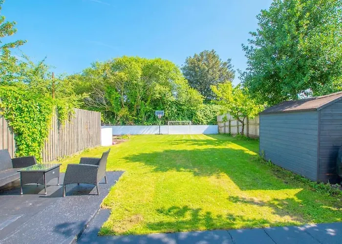 Sophisticated Home With Beautiful & Large Garden