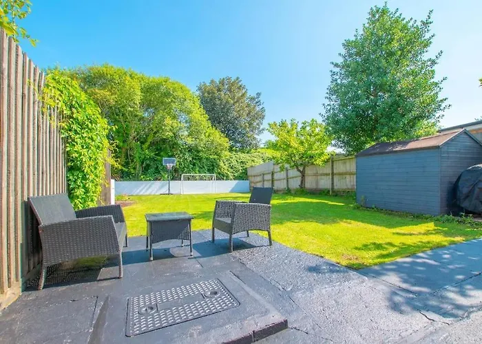 Sophisticated Home With Beautiful & Large Garden