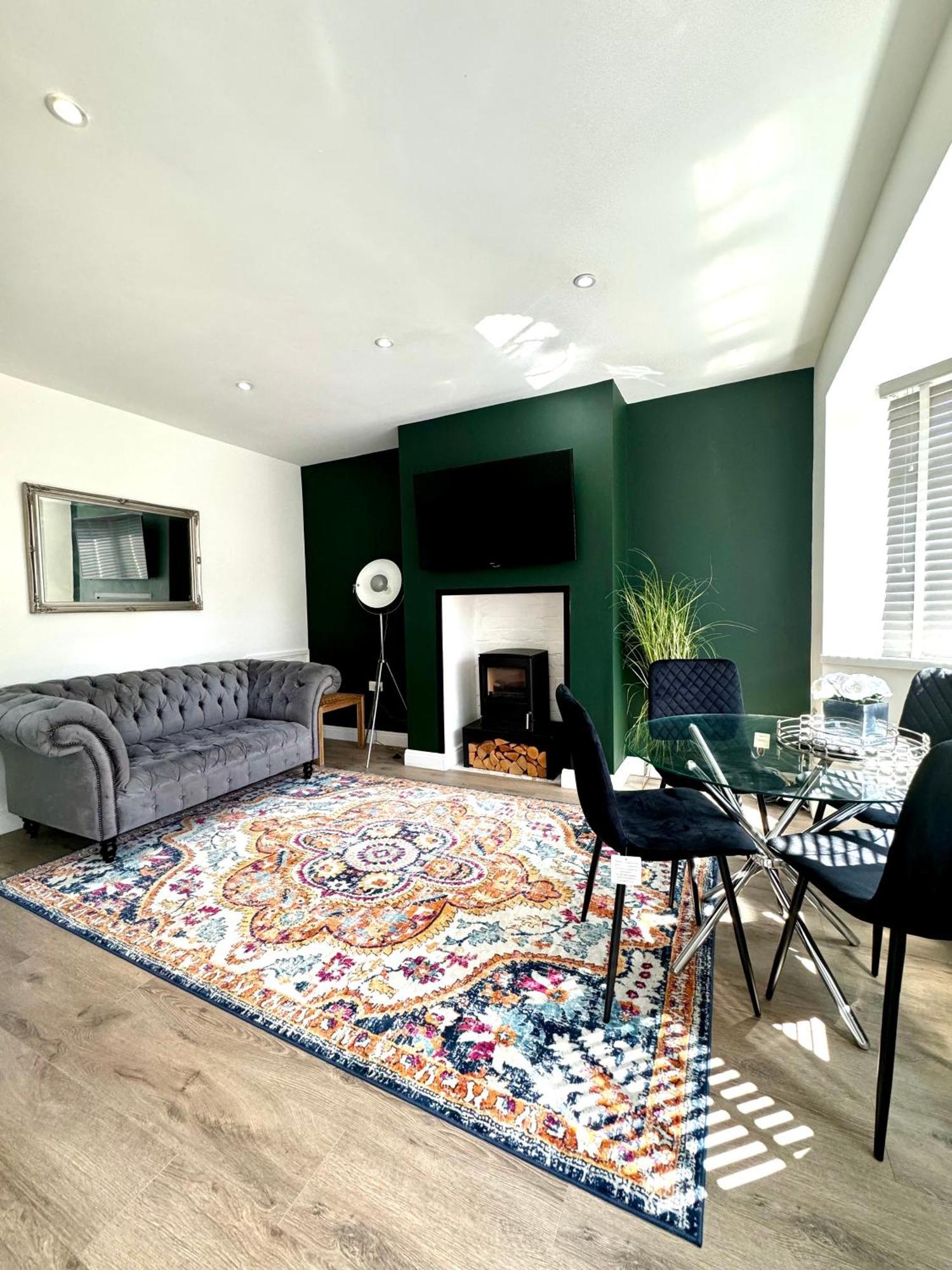 Sophisticated With Beautiful & Large Garden Holiday home